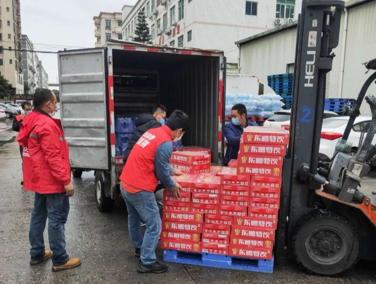 jbo竞博饮料追加捐赠暖心帐篷和太阳伞,为一线抗疫“遮风挡雨”